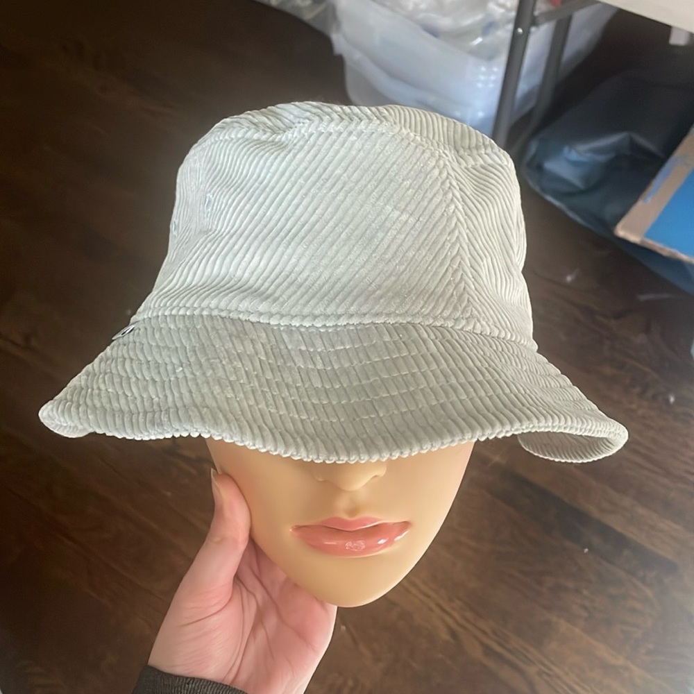 ARITZIA TNA NWT BUCKET HAT